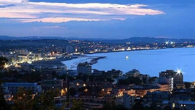veduta di cattolica veduta notturna di cattolica